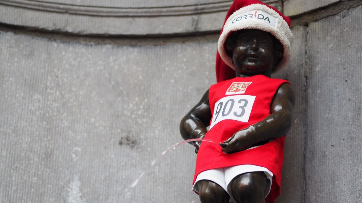 V Bruselu běhali kolem čurajícího chlapečka oblečeného v Zátopkově dresu
